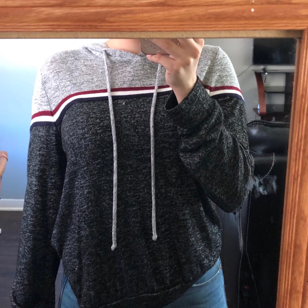 • soft grey sweater w/ red and white details 🌹.